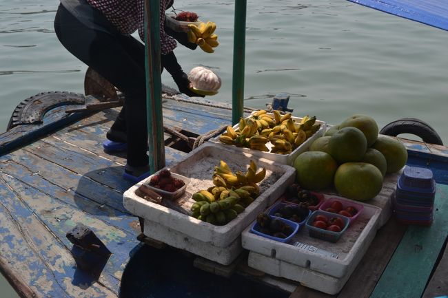 ４時間くらい走って、ハロン湾の船着場へ到着。<br /><br />乗り込むとすぐに物売りがやってきました。<br /><br />ごめんね。買わないよ〜