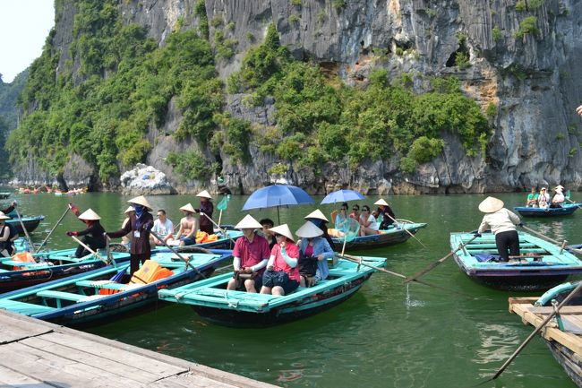 ここで小舟乗りと、カヤックに分かれます。小舟に乗る場合は追加代金が必要。私の申し込んだツアーはカヤックが含まれていたので、カヤックの方へ。<br />だけど、カヤックは基本二人乗り。相手を見つけて、とガイドさんに言われるも、なかなか相手が見つからない。だって、ほとんど二人で来ている旅行者たちですもの…。困ったなぁ、としばらくその場で突っ立って、そろそろいいやと、私は乗りませんと、（足も正直少し不安だったので…。乗る時揺れるからね…）ガイドさんに言おうとしたら、「一人で乗れ」と。<br /><br />（ああ…そうですか…わかりました）