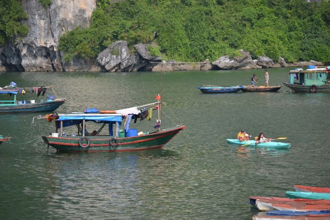 カヤックは初めての体験。<br />漕ぎ方が最初のうちわからず、びしょ濡れになりながら試行錯誤してました。<br /><br />なんとか少しは慣れてきて、洞窟の向こう側まで漕ぐことができましたが、やはり最後まで必死でした！<br /><br />必死すぎて、カメラを取り出して写真を撮りたかったのですが、綺麗な景色を収めることはできませんでした。<br /><br />てか、カヤック、二人で息を合わせないとなかなか思った方向に行かないんじゃないかと思ったのですが、見ず知らずの人と乗っても息合わすの難しいですよね？一人で乗った方が楽なんじゃないかと思いました。ただ力が一人分なので進むのが遅いですね。