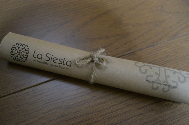 そして、ベッドの上にはお手紙が。<br />もちろん印刷されたものですけど、宛名のところはもちろん直筆で私の名前です。<br /><br />また、チェックアウトの前日には、ドアの外のドアノブにお手紙入りの布の袋が掛けられていました。<br /><br />いいですよね。このきめ細かい心遣い。<br /><br />ちなみにこのホテルは、予備のトイレットペーパーや、ドライヤーなど、このホテルオリジナルの巾着袋に入れられているのです。<br />いやいや、そこまで・・・とは思うのですが、むき出しにしないところが、このホテルのお客様への気遣いなんでしょうね。すごいです。<br />