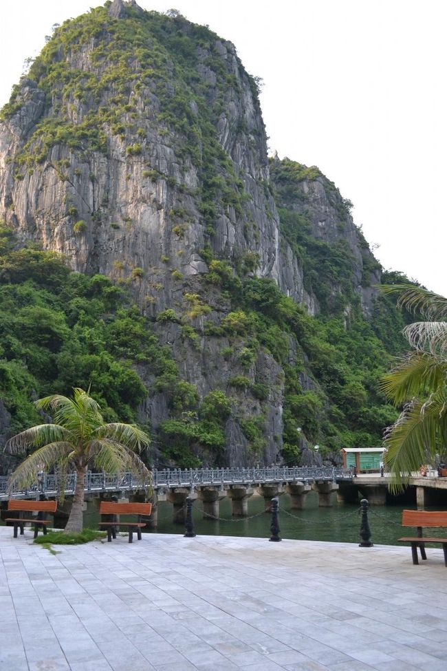 鍾乳洞を見るために船を降ります。