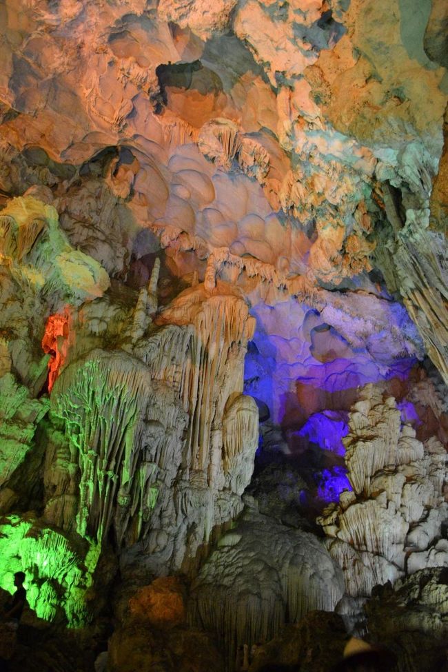でも、鍾乳洞の中にいると、だんだんこの光がウザったく思えてきて…<br />もっと、一色でいいから自然な光がいいな〜と思いました。<br /><br />まぁ、それでも綺麗ですけど。