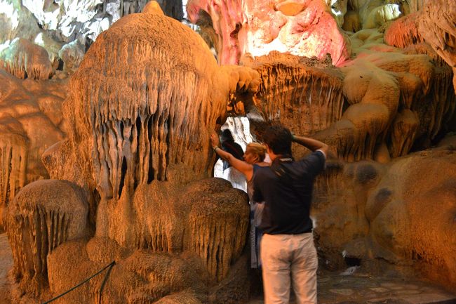 ベトナム人にとって、写真のように、その部分をを触るとご利益があるそうです。