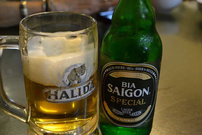 ツアーが終わって、旧市街に戻ってきたのは、もう２１時過ぎでした。<br />その足でそのまま夕飯食べるところを探します。<br /><br />まずはビールで乾杯！<br /><br />って乾杯する人いません・・・（T_T)