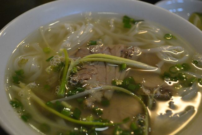 お腹がペコペコだったので、セットメニューを注文。<br /><br />そしてまずは麺のスープ。