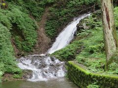 白糸の滝(14:13)

滝尾神社の石段手前を左に少し入ると、白糸の滝を見ることができます。
滝自体は小さいけれど、文明18年（1486年）の書物にも出てくるのをはじめ、古くから知られていた名瀑です。