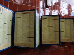 ブルージュ駅に到着。
早速時間を調べましょう。

駅にはこのように時刻表があります。