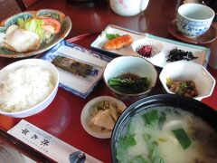 宿泊先・ホテル弥太郎で朝食
昨夜の夕食と同じく 具だくさんの味噌汁が美味しい