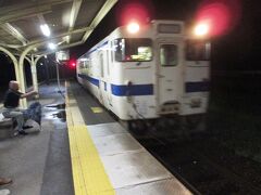 で私は　夕闇に包まれた ＪＲ油津駅から
来た時と同じ ２両編成のディーゼル車に乗車

宮崎駅まで ２時間弱のローカル電車旅