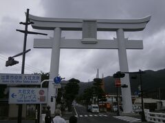 鳥居をくぐります。
あの「出雲大社」と書かれたものは畳６畳分もあるようです。
