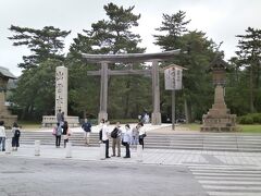 ゆっくりのんびり歩き、出雲大社にやってきました\(^o^)／。
せっかく来たので大鳥居の前で記念写真を撮りました。