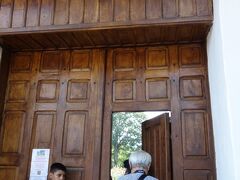 続いては、フモール修道院。木の扉を入ります。