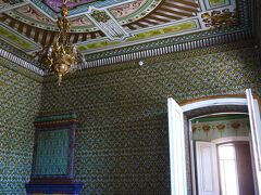 内部は陶器製のペチカやシャンデリアなど豪華絢爛の部屋が６つ。