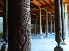 ジュマ・モスク内の２１３本のそれぞれに違う文様の柱。