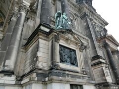 ベルリン大聖堂です。博物館島にあります。近景しか撮れなかったので大聖堂の一部分、ルターのレリーフです。
ここには王家の墓所もありました。

