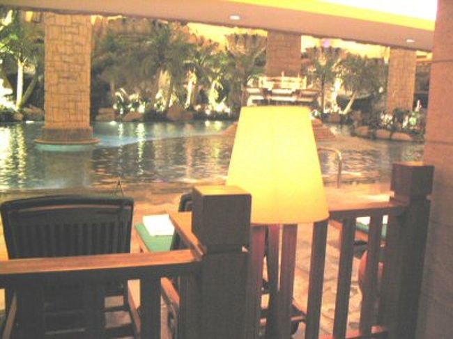 このホテルの温水プールで泳ぎました。<br />ＢＧＭで鳥やカエルの鳴き声が聞けたり、ジャグジーではゆったりできて<br />最高でした。