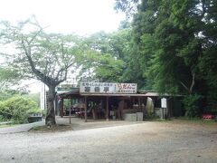 境内を散策していたら喉が渇いたので、こちらの昭和レトロな売店
“寒香亭”にて缶ジュースを二本購入。