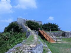 勝連城に登ります。
城跡とか古い建物を見るのが好きです。
しかし…暑すぎてぜーはーしました…