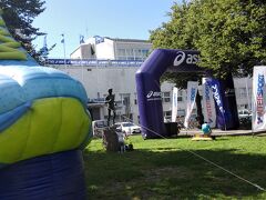 ここ、オリンピック競技場までマラソンの前日受付に来ました。
すっかり観光気分が抜けてしまい、緊張して来ました。
一応、このマラソンを目指し、中国で一人きりですが練習を積んできました。
灼熱の中国で６，７月練習は結構大変でしたが、そこそこ頑張ったつもりです。
どんな結果が出るか、緊張します。