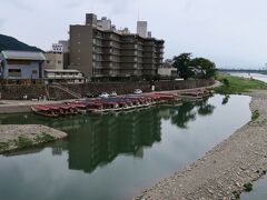 ＪＲ岐阜駅から路線バスで約15分、長良橋へ。長良橋から今晩お世話になる旅館「十八楼」と鵜飼観覧船を望みます。