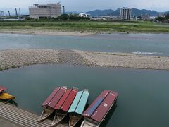 創業150年の老舗旅館「十八楼」にチェックイン。長良川に面した部屋になりました。ここの旅館は鵜飼遊覧船乗り場に直結しています。