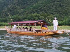 涼しい川風に当たりながらの、船上の食事は格別です。