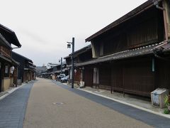 早めに目が覚め、宿の近く「川原町」を散策します。川原町は江戸時代には長良川の港町として栄え、今も古い街並が残っています。