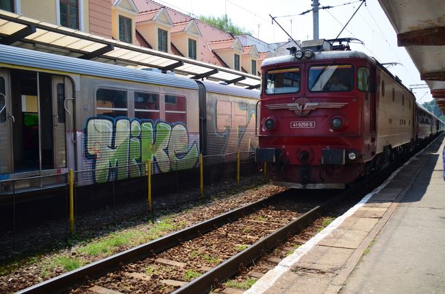 遅れること2時間。<br />ようやく電車が到着。<br /><br />この電車でブラショフに行きます。