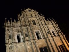 聖ポール天主堂跡 (大三巴牌坊)

1602年から1640年にかけて建設され、1853年の大火で前壁(ファサード)を残して焼失。最上段の三角形の破風には十字架と鳩、その下にキリスト像、その下段には聖母マリア像、更にその下にイエズス会の4人の聖人が並ぶ。左から3人目がフランシスコ・ザビエル。
