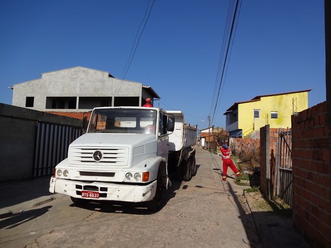 この日はゴミ収集の日だったらしく、道幅に似合わないサイズのトラックが窮屈そうにゴミ回収。<br />