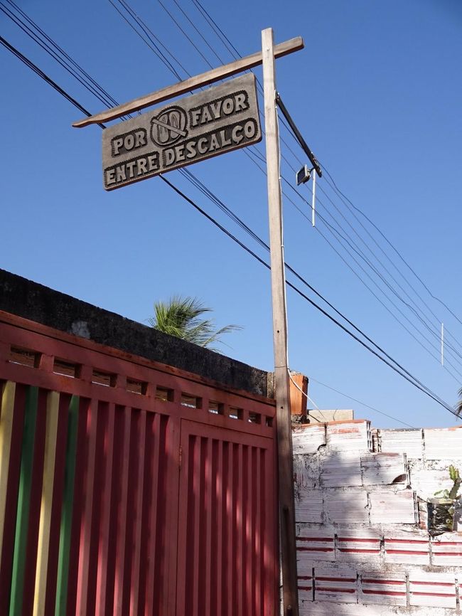 15分ほどの短い散策を終えて宿へ。<br />しばらくすると、ボートツアーのスタッフから電話が入った。この日は川下りツアーに参加。昨日、旅行会社へ予約を入れておいたので迎えに来たのだ。<br />