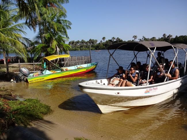 で、迎えに来た場所が宿の裏手のボート乗り場。宿までボートで迎えに来るってのが面白い。<br />