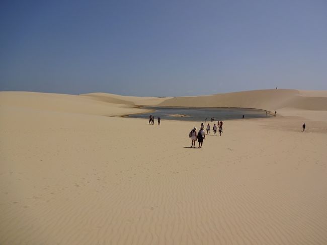 川岸からすぐの所から砂場が広がっている。<br /><br />