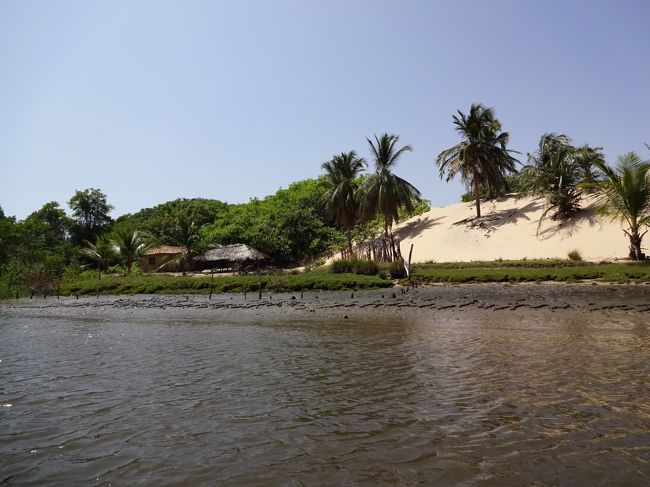 川沿いには所々民家がある。<br /><br />ガイド曰く、「<br />ヤシの実で生計を立てている」<br /><br />・・・というような雰囲気のことを言っていたと思う。