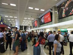８月１０日（月） 
　約二時間半のフライトでマルタに到着。空港ターミナルは大混雑。