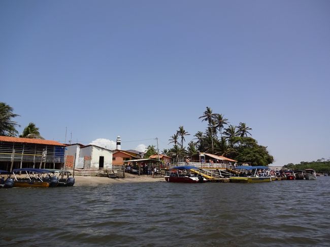 次の目的地に到着。<br />やたらボートが停まっている。