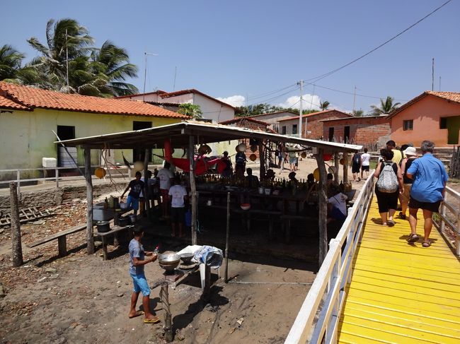 小さな船着き場は香ばしい香りと賑やかな雰囲気。<br /><br />