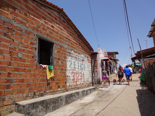 ここでの自由行動時間は1時間。<br />再び親切なブラジル人夫妻がフォローしてくれた。<br /><br />観光客は細い路地へゾロゾロと入って行く。<br />取り敢えず人の流れに乗って進んでみる。<br />