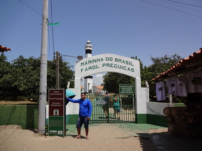 細い路地はやがて大きな広場へと。