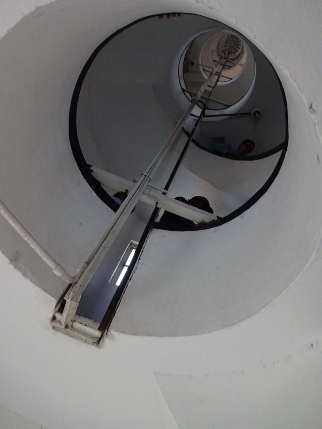 細い螺旋階段を譲り合いながら登っていく。<br />これが結構しんどい・・・