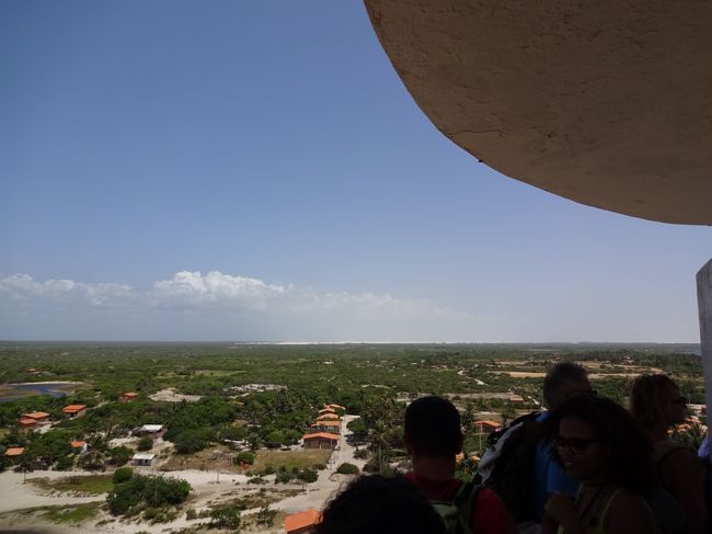 周りには高い建物が無いので、自然と調和した集落の様子が良く分かる。