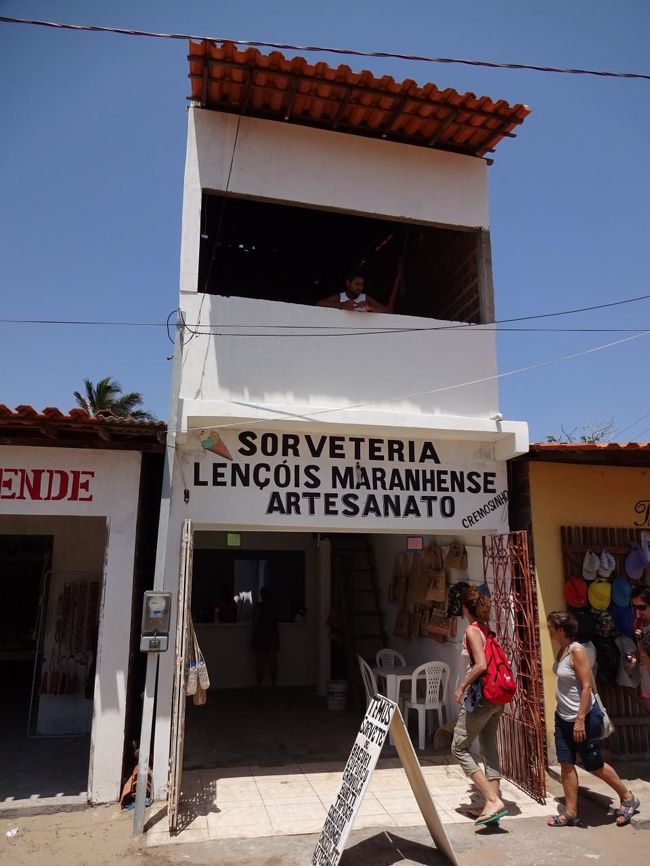 細い路地にアイスクリーム屋さんや土産物屋が並ぶ。