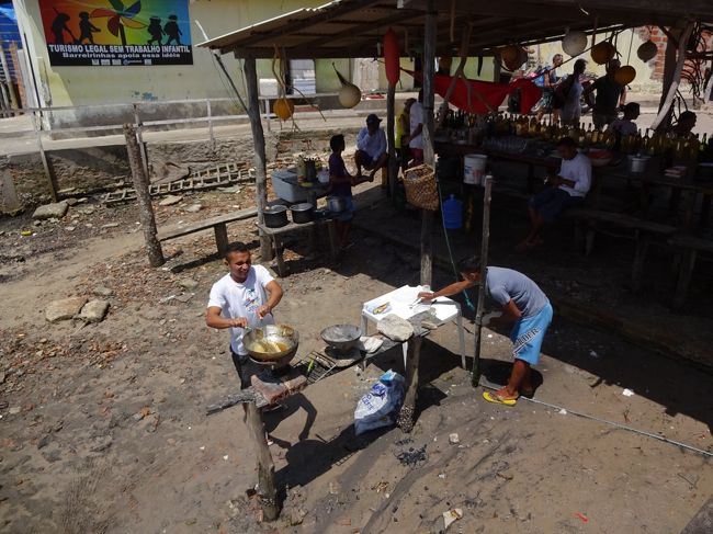 香ばしい香りはお店の裏手で調理していたフライドフィッシュから。<br />