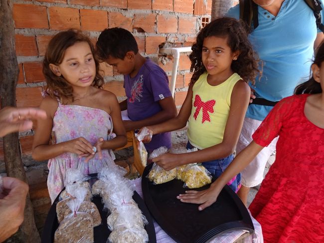 お菓子を売る子供たち。<br /><br />みんなで歌を歌ってお客を集めたり、丁寧に売り物の説明をしたり。結構商売上手。