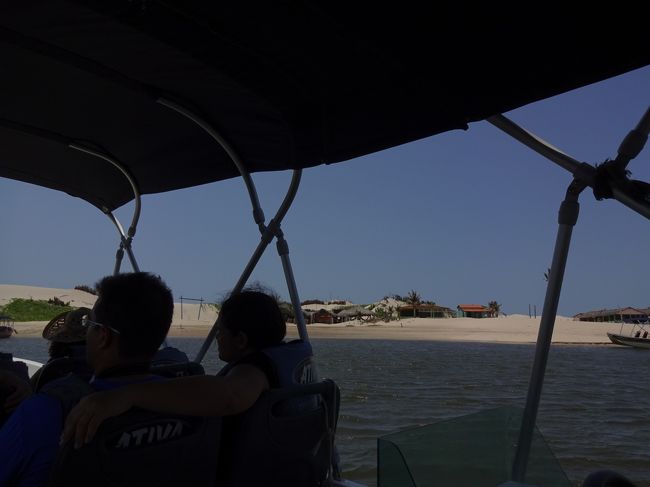 ボートでちょこっと移動。<br /><br />砂浜が多くなって、河口付近まで来たことが分かる。