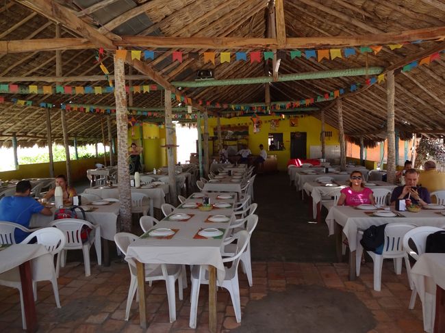 ここで、ツアー中にいろいろ気をかけてくれていたブラジル人夫妻が声をかけてくれた。<br /><br />「一緒にランチを食べよう。シェアすれば安くなるしね。」<br /><br />このお誘いは嬉しかった。<br />一人で食べるには値段も量もオーバー気味で・・・