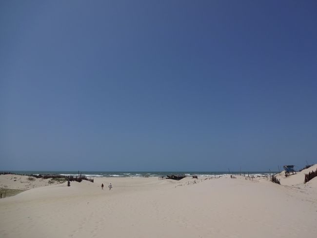 ランチまで40分くらいかかるとのこと。<br /><br />「じゃぁ、料理が来るまでの間、ビーチに行こう！」<br /><br />とのお誘いで、レストラン裏手のビーチへ。