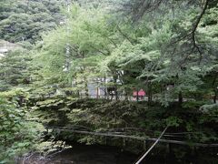 今夜のお宿は『会津東山温泉　くつろぎ宿　新滝』

部屋からの風景…川のせせらぎが聞こえていい感じ。