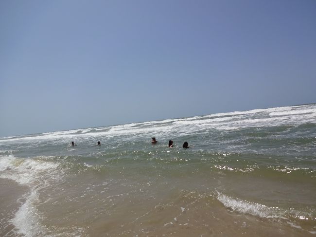 そんなわけで、レストランから5分くらい砂浜を歩けばビーチに到着。<br /><br />そういや、人生初の大西洋。<br /><br />波が高くて海水浴を楽しむ・・・て感じのビーチじゃないんですが・・・