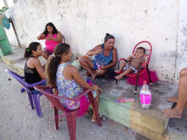 時間は16:00。18:30にサンルイスへ向かうバスに乗ります。<br /><br />まだ時間があるので、最後に宿周辺を散策することにしました。<br /><br />井戸端会議中の奥様方。<br />子供には終始、ガン見された。